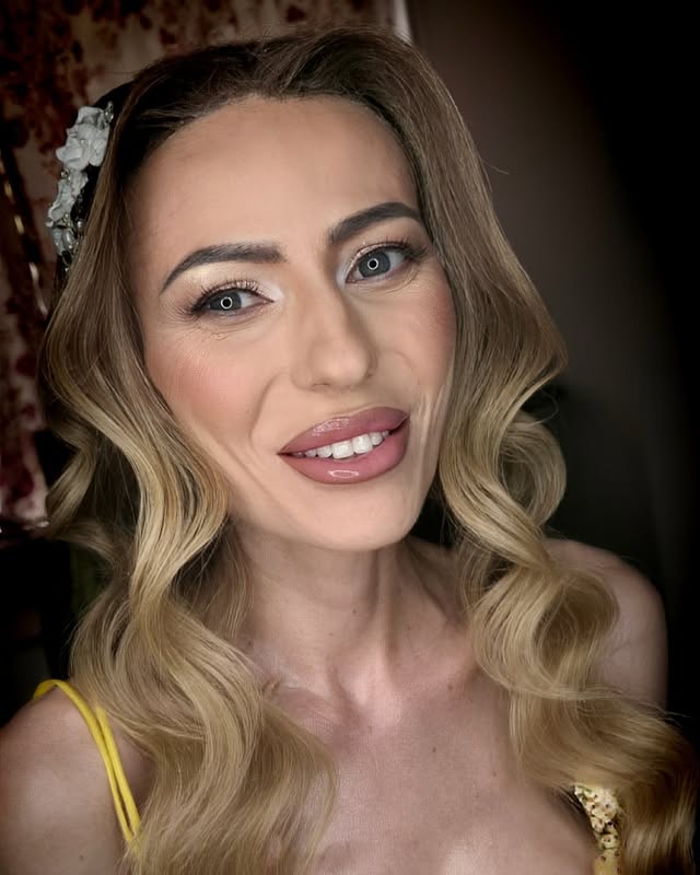 Machiaj soft glam cu bucle lejere